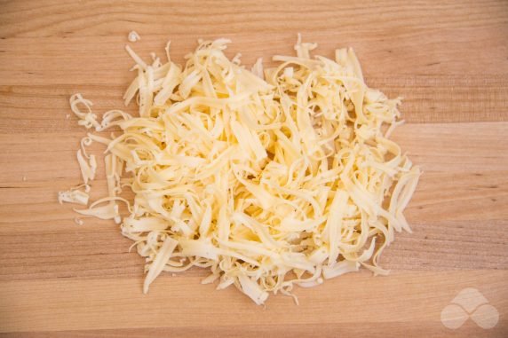 Слоеный салат с ананасами, курицей и корейской морковью – фото приготовления рецепта, шаг 2