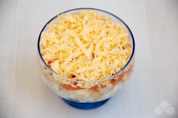 Слоеный салат с ананасами, курицей и корейской морковью – фото приготовления рецепта, шаг 4