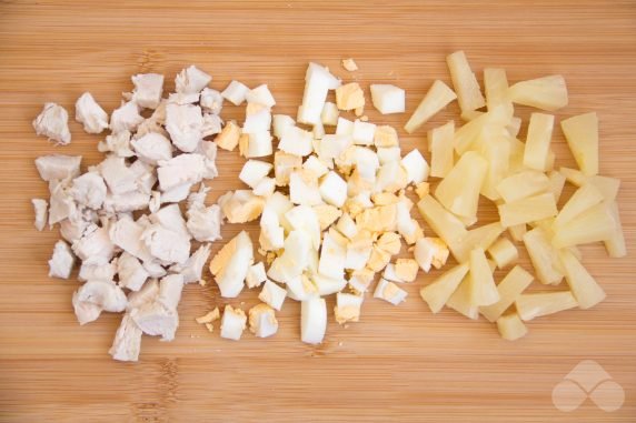 Слоеный салат с ананасами, курицей и корейской морковью – фото приготовления рецепта, шаг 1