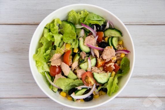 Салат с тунцом, овощами и кукурузой – фото приготовления рецепта, шаг 3