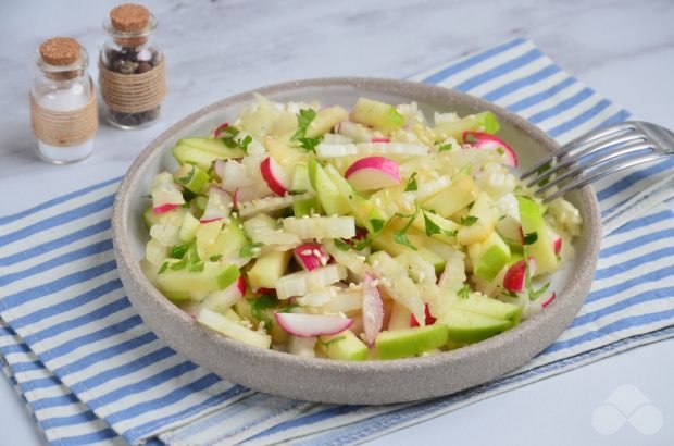 Салат з селерою, яблуками і редискою – простий і смачний рецепт з фото (покроково)