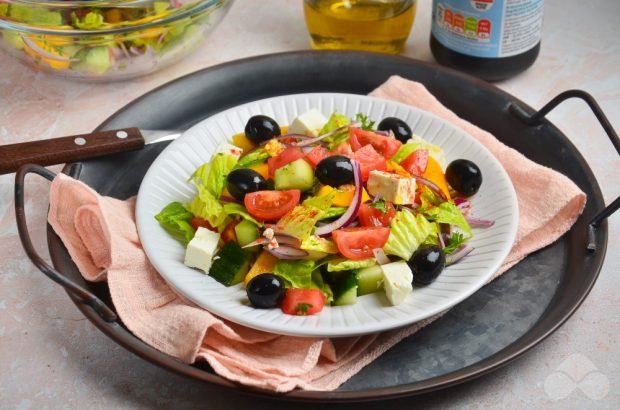 Грецький салат з латуком і зеленню – простий і смачний рецепт з фото (покроково)