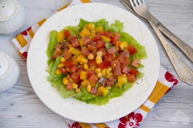 Салат з червоною рибою, кукурудзою і овочами – простий і смачний рецепт з фото (покроково)