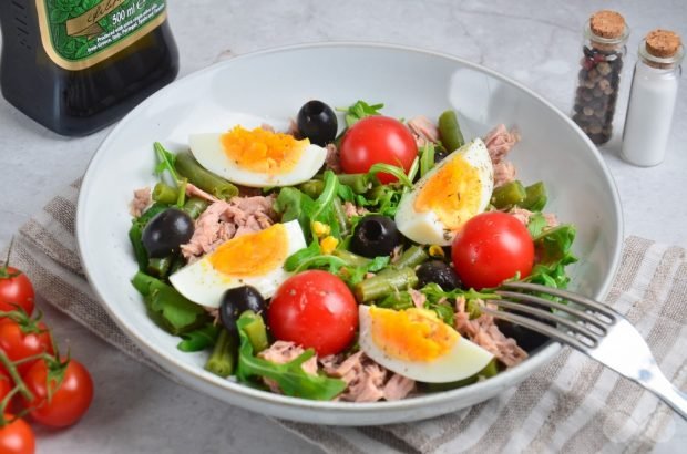 Салат з руколою, маслинами і тунцем – простий і смачний рецепт з фото (покроково)
