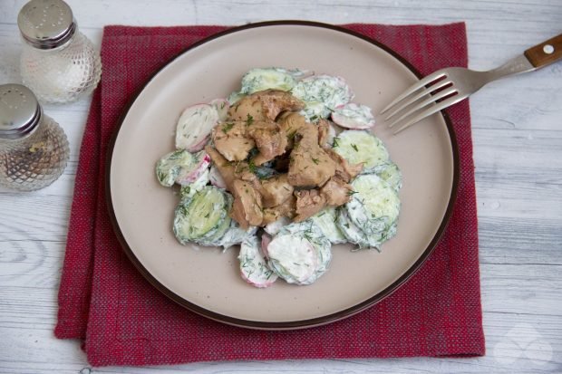 Салат з редискою, огірками і печінкою тріски – простий і смачний рецепт з фото (покроково)