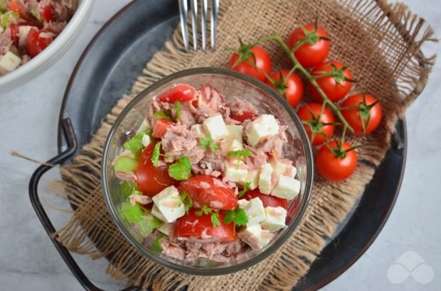 Коктейльный салат с тунцом и помидорами