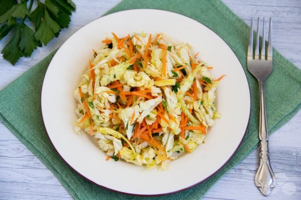 Вітамінний салат з пекінської капусти і моркви – простий і смачний рецепт з фото (покроково)
