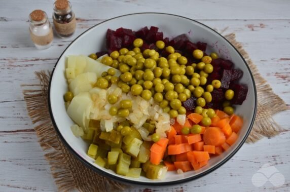 Необычный винегрет с жареным луком – фото приготовления рецепта, шаг 4