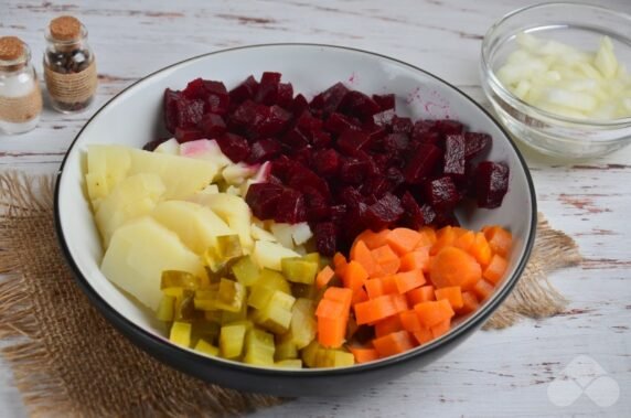 Необычный винегрет с жареным луком – фото приготовления рецепта, шаг 2