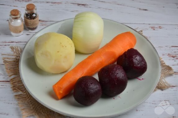 Необычный винегрет с жареным луком – фото приготовления рецепта, шаг 1