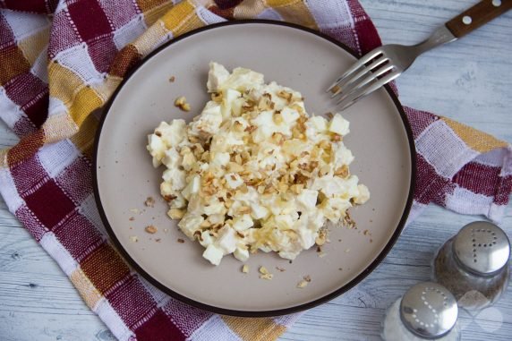 Салат с курицей, ананасами и орехами – фото приготовления рецепта, шаг 3