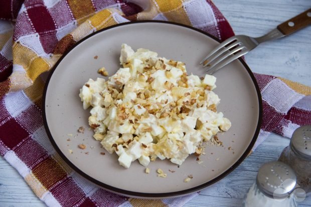 Салат с курицей, ананасами и орехами