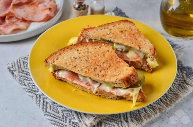 Гарячі бутерброди з беконом і солоними огірками – простий і смачний рецепт з фото (покроково)