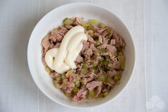 Бутерброды с тунцом и солеными огурцами – фото приготовления рецепта, шаг 1