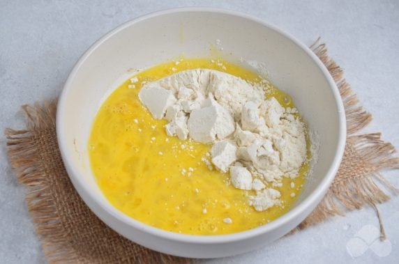 Жареные крабовые палочки в кляре – фото приготовления рецепта, шаг 1