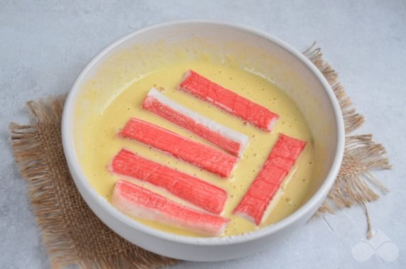 Жареные крабовые палочки в кляре – фото приготовления рецепта, шаг 3