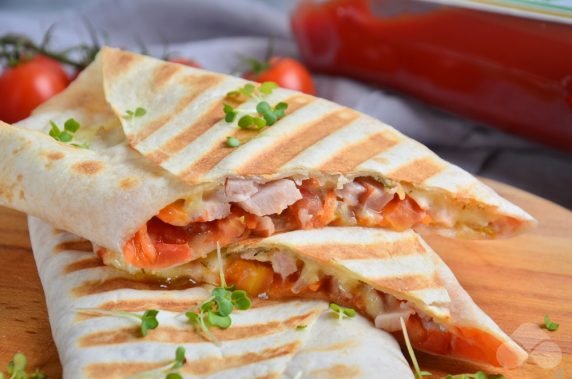 Лаваш с копченой курицей и овощами – фото приготовления рецепта, шаг 6