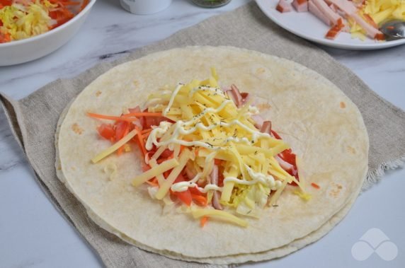 Лаваш с копченой курицей и овощами – фото приготовления рецепта, шаг 3