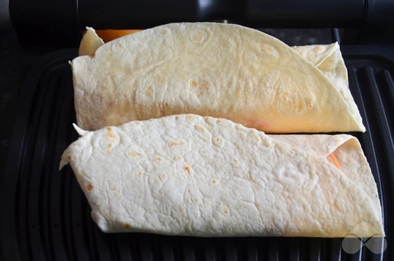 Лаваш с копченой курицей и овощами – фото приготовления рецепта, шаг 5