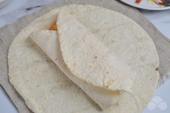 Лаваш с копченой курицей и овощами – фото приготовления рецепта, шаг 4