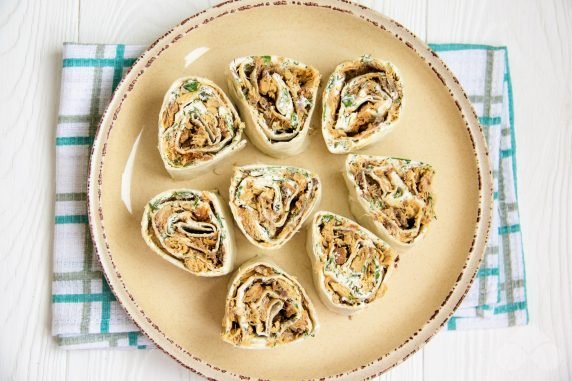 Рулет из лаваша с консервированной рыбой – фото приготовления рецепта, шаг 4