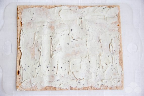 Рулет из лаваша с красной икрой и рукколой – фото приготовления рецепта, шаг 1