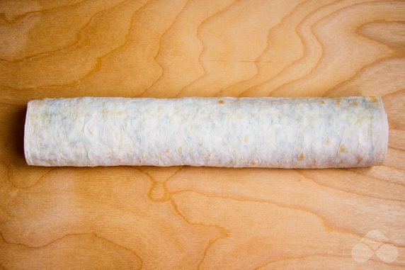 Легкий рулет из лаваша с огурцом – фото приготовления рецепта, шаг 4