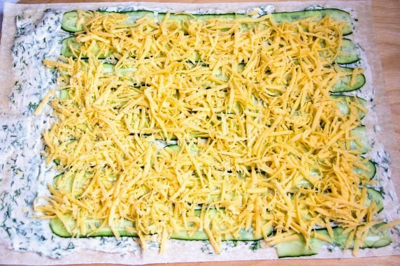 Легкий рулет из лаваша с огурцом – фото приготовления рецепта, шаг 3