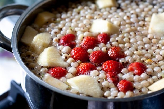 Компот со смородиной, клубникой и яблоками