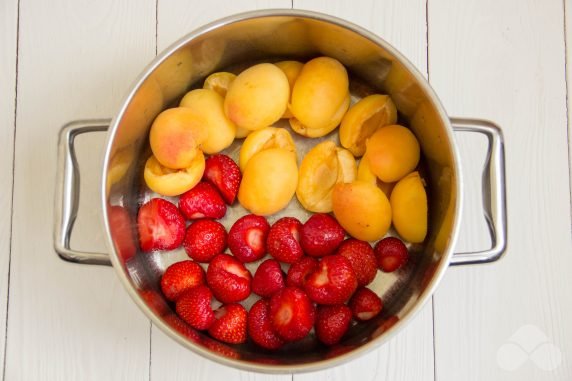 Компот из абрикосов и клубники – фото приготовления рецепта, шаг 1
