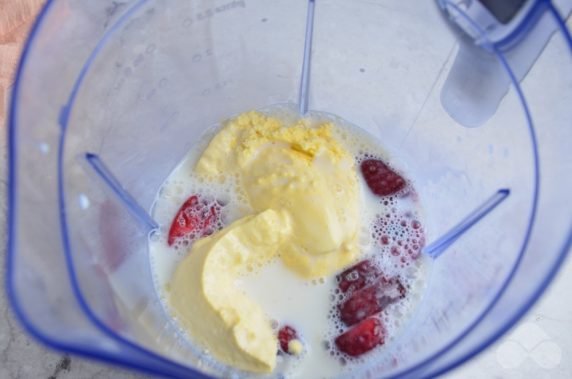 Молочный коктейль с клубникой – фото приготовления рецепта, шаг 3