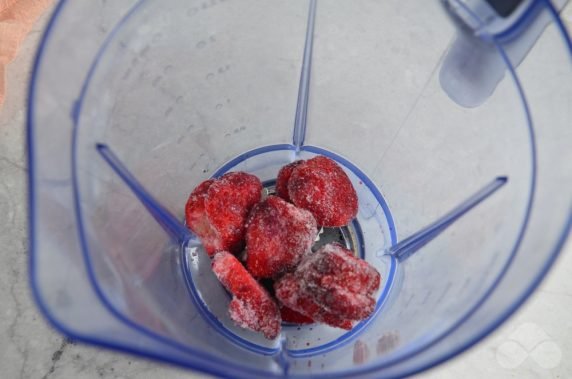 Молочный коктейль с клубникой – фото приготовления рецепта, шаг 1