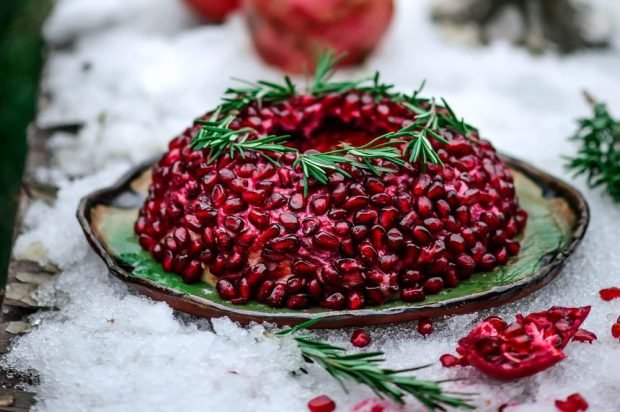 Салат «Гранатовый браслет» с копченой курицей и орехами