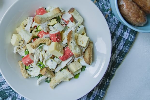 Крабовый салат с курицей и сыром