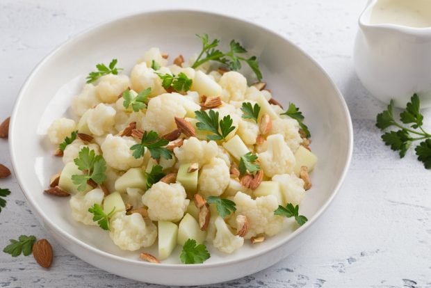 Салат с цветной капустой, яблоками и миндалем