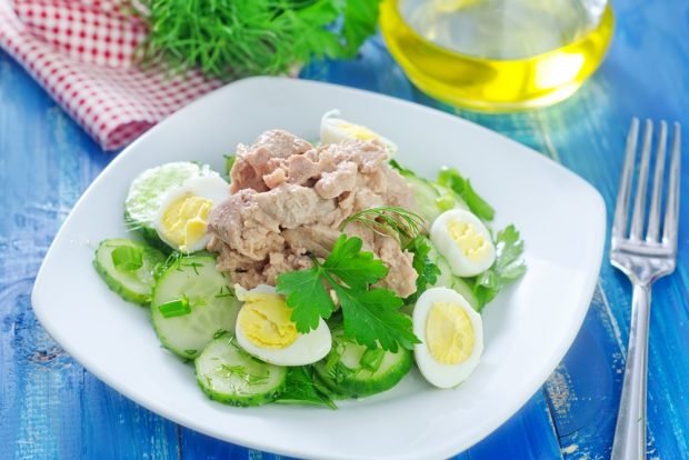 Салат с огурцами, печенью трески и перепелиными яйцами