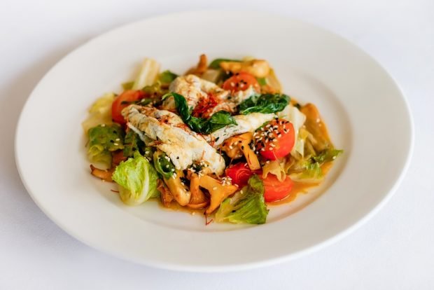 Салат с грибами и омлетом