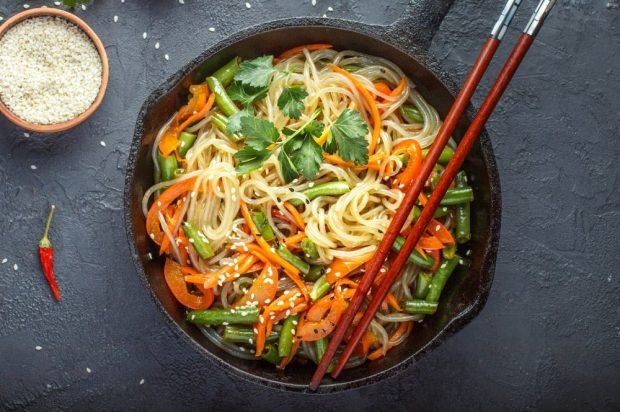 Салат с фунчозой, стручковой фасолью, болгарским перцем и морковью