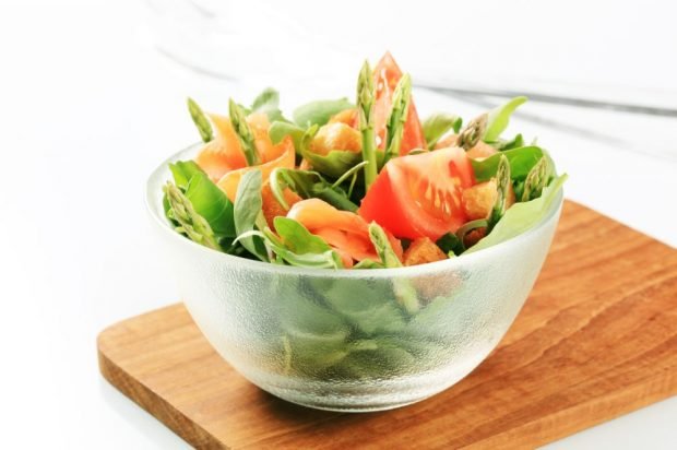 Салат зі спаржі, помідорів, шпинату і червоної риби – простий і смачний рецепт, як приготувати покроково
