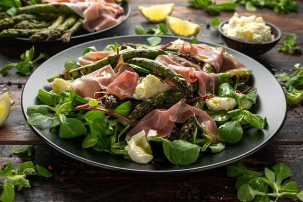 Салат з шинкою і спаржею – простий і смачний рецепт, як приготувати покроково