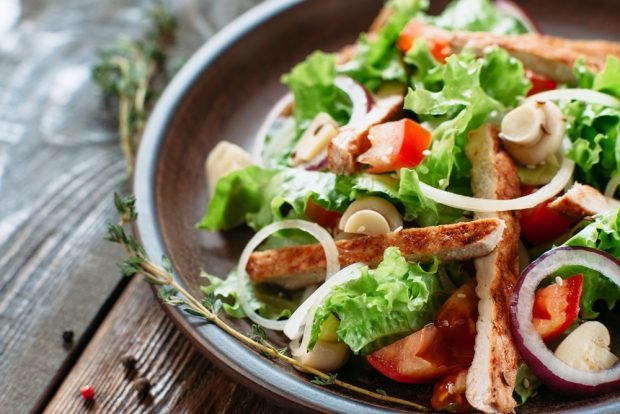 Салат зі смаженою куркою і маринованими грибами – простий і смачний рецепт, як приготувати покроково