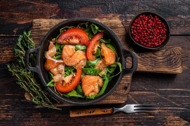 Салат з червоною рибою, руколою і помідорами – простий і смачний рецепт, як приготувати покроково