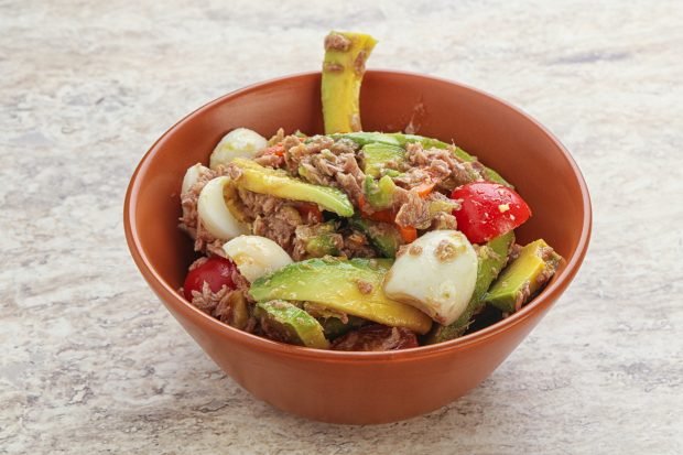 Салат з консервованим тунцем і авокадо – простий і смачний рецепт, як приготувати покроково