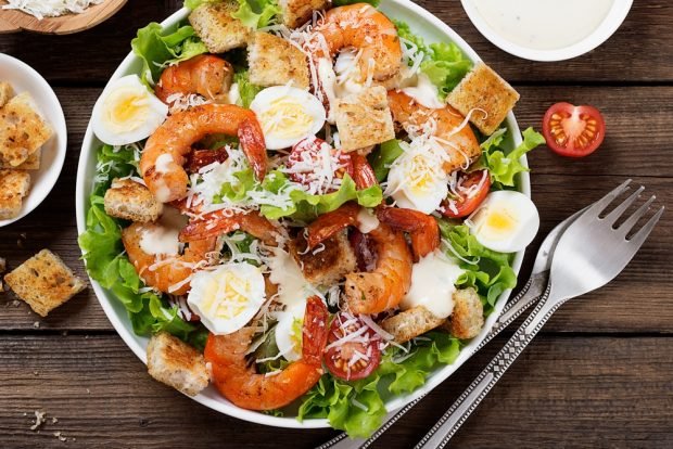Салат «Цезар» з креветками і перепелиними яйцями – простий і смачний рецепт, як приготувати покроково