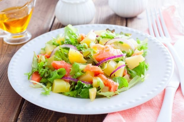 Салат з червоної риби, картоплі і маринованої цибулі – простий і смачний рецепт, як приготувати покроково