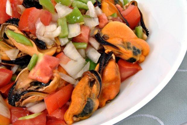 Овочевий салат з мідіями в соєвому соусі – простий і смачний рецепт, як приготувати покроково