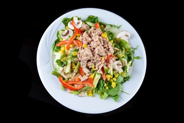 Салат з кукурудзою, тунцем і грибами – простий і смачний рецепт, як приготувати покроково