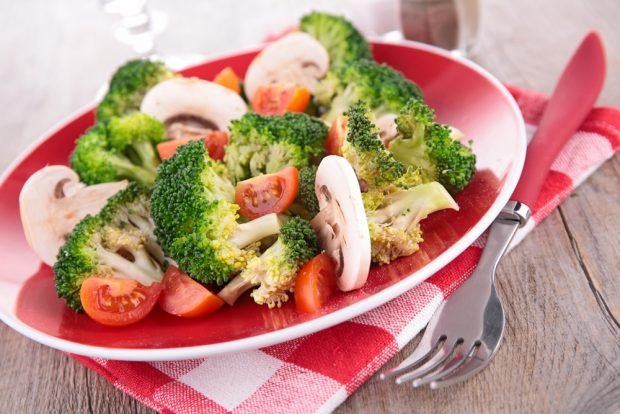 Салат з сирої брокколі і грибами – простий і смачний рецепт, як приготувати покроково