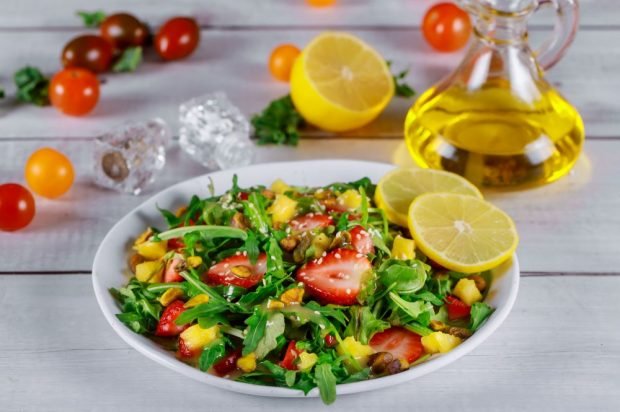 Салат з ананасів, руколи і полуниці – простий і смачний рецепт, як приготувати покроково
