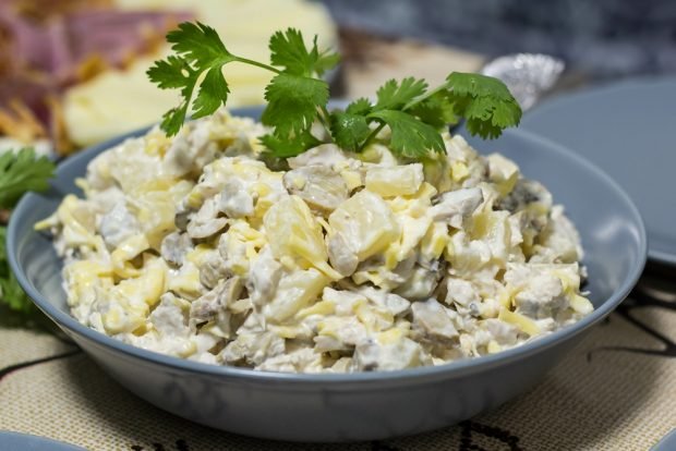 Салат з куркою, грибами і сиром – простий і смачний рецепт, як приготувати покроково